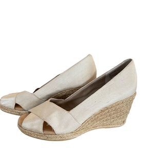 White Mountain women’s cream color open toe wedge heel shoes. 3.5 inch heel